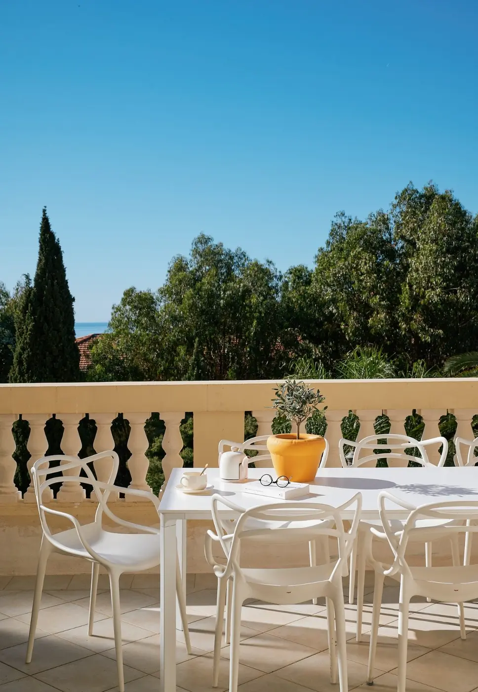 Table dressée sur la terrasse plein sud avec vue mer